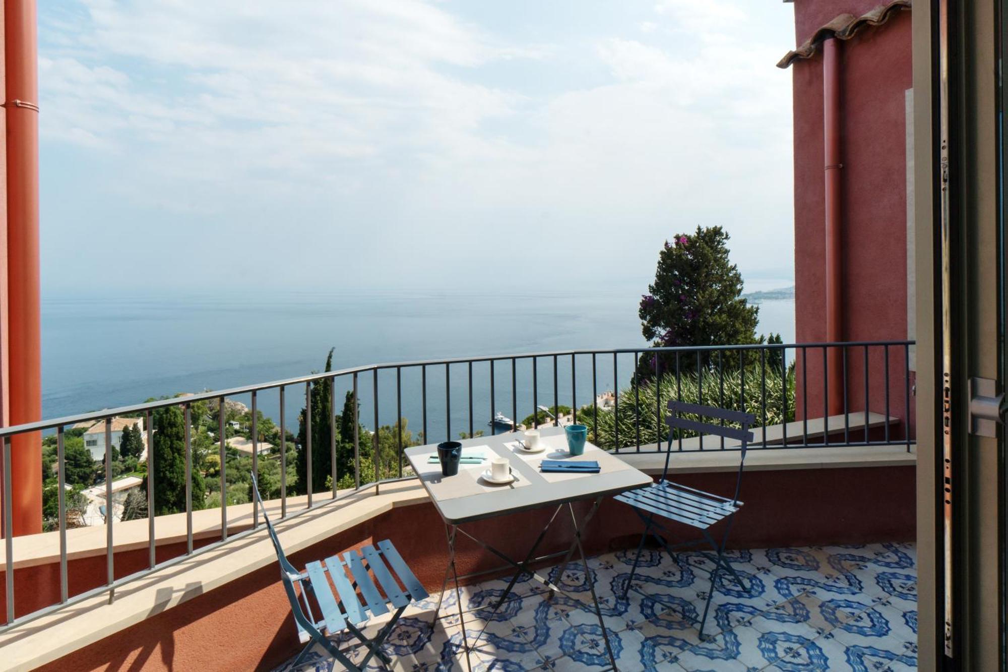 The Charming House Apartment Taormina Bagian luar foto