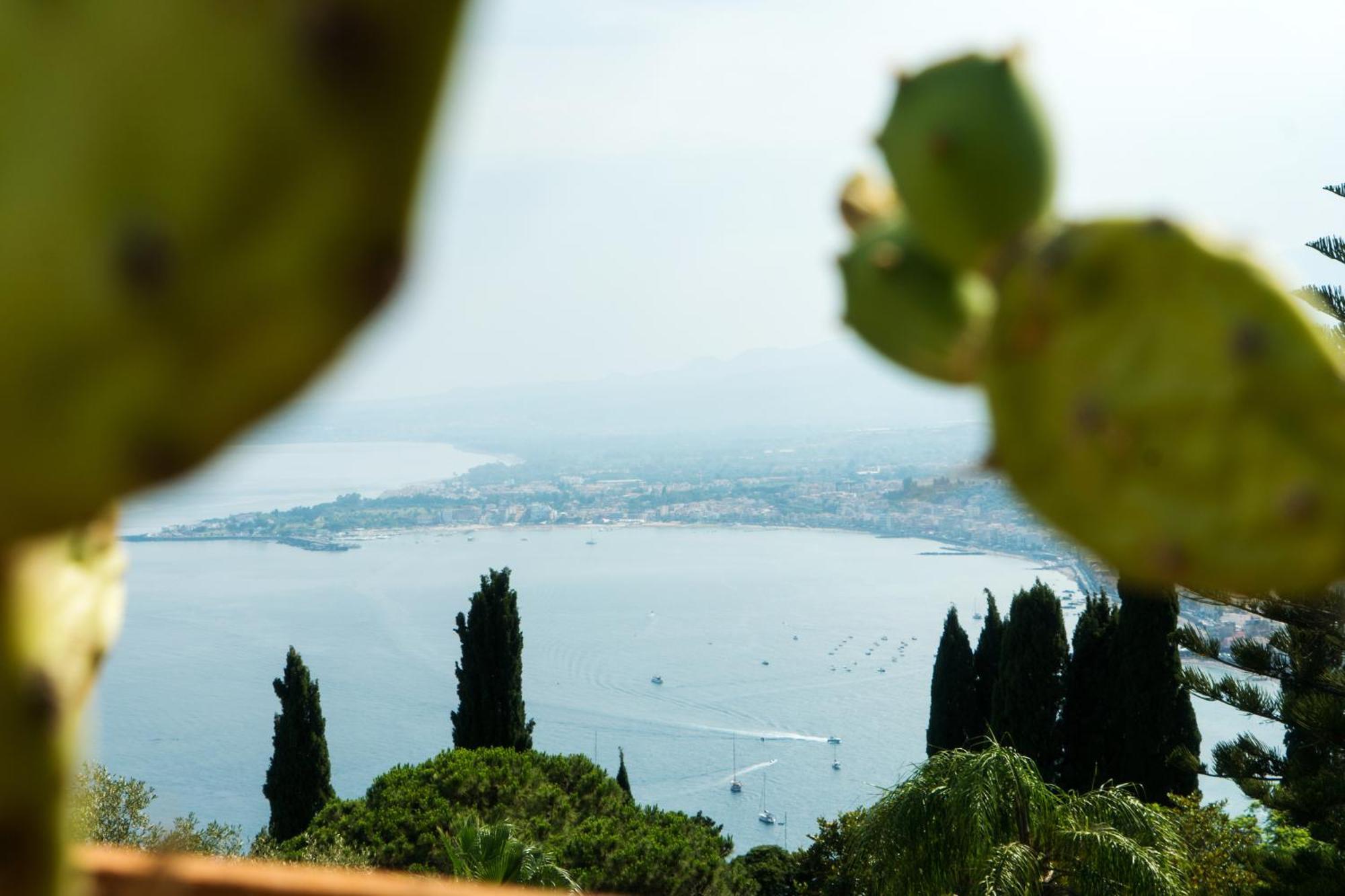 The Charming House Apartment Taormina Bagian luar foto