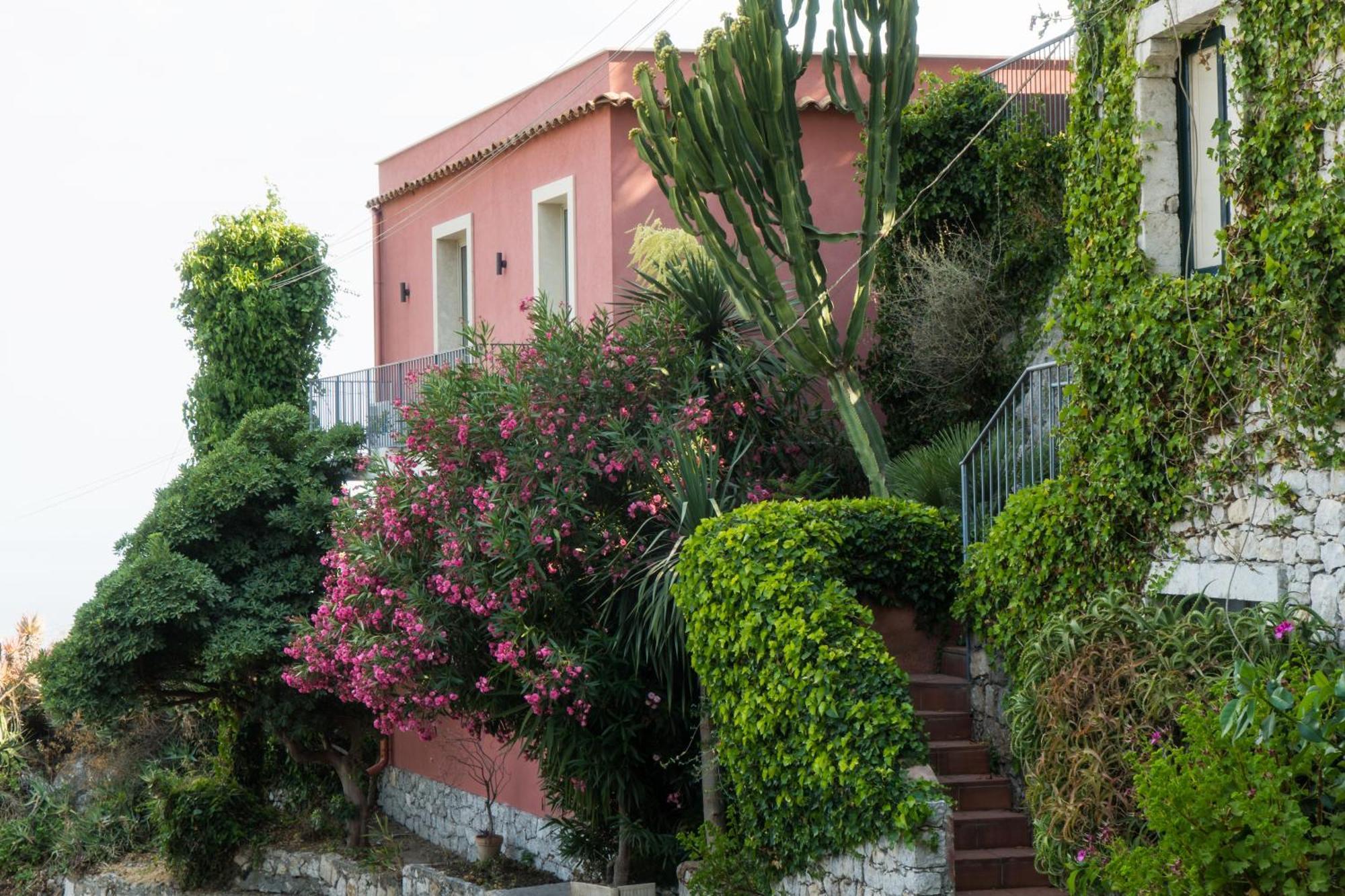 The Charming House Apartment Taormina Bagian luar foto