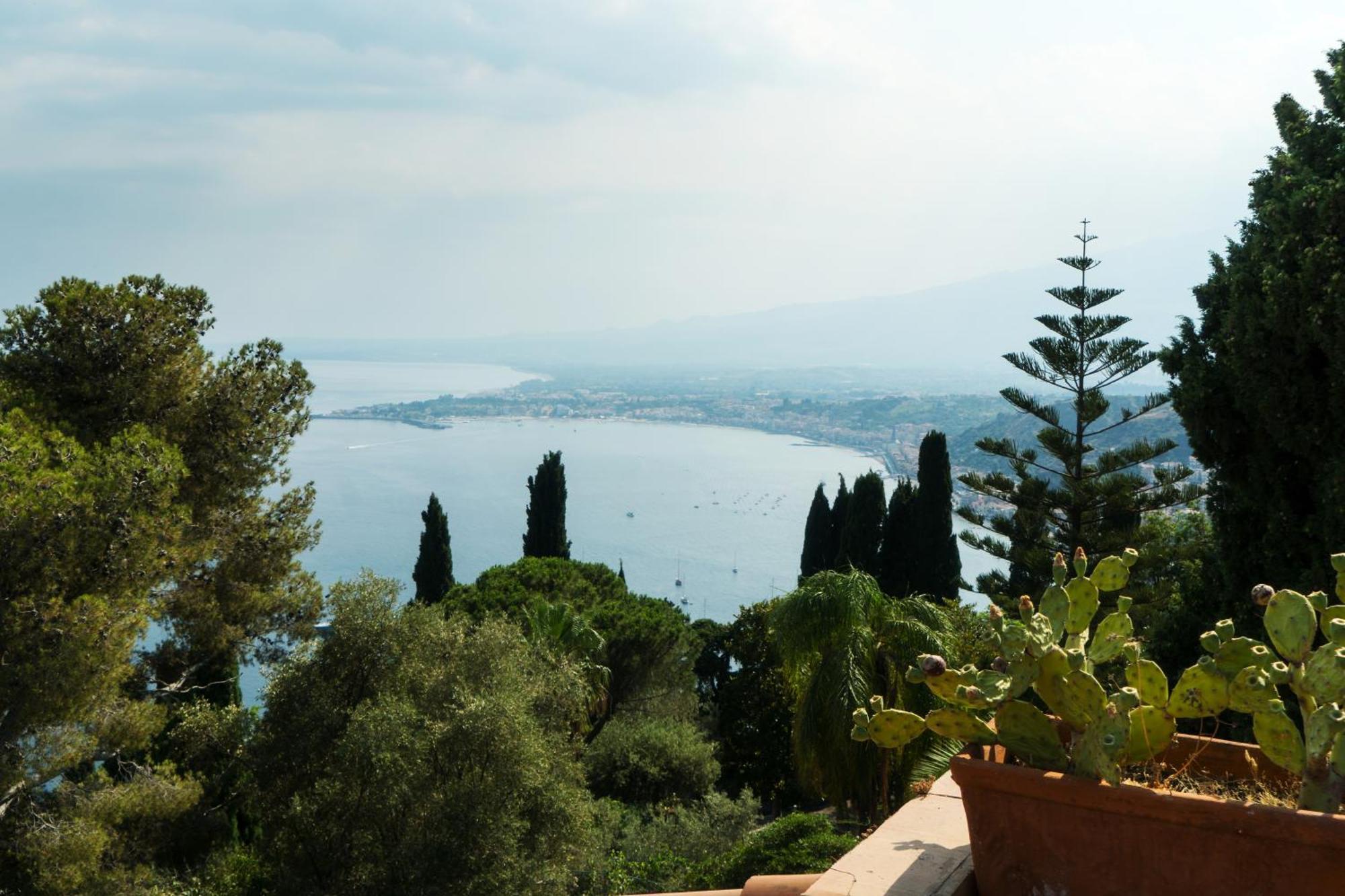 The Charming House Apartment Taormina Bagian luar foto
