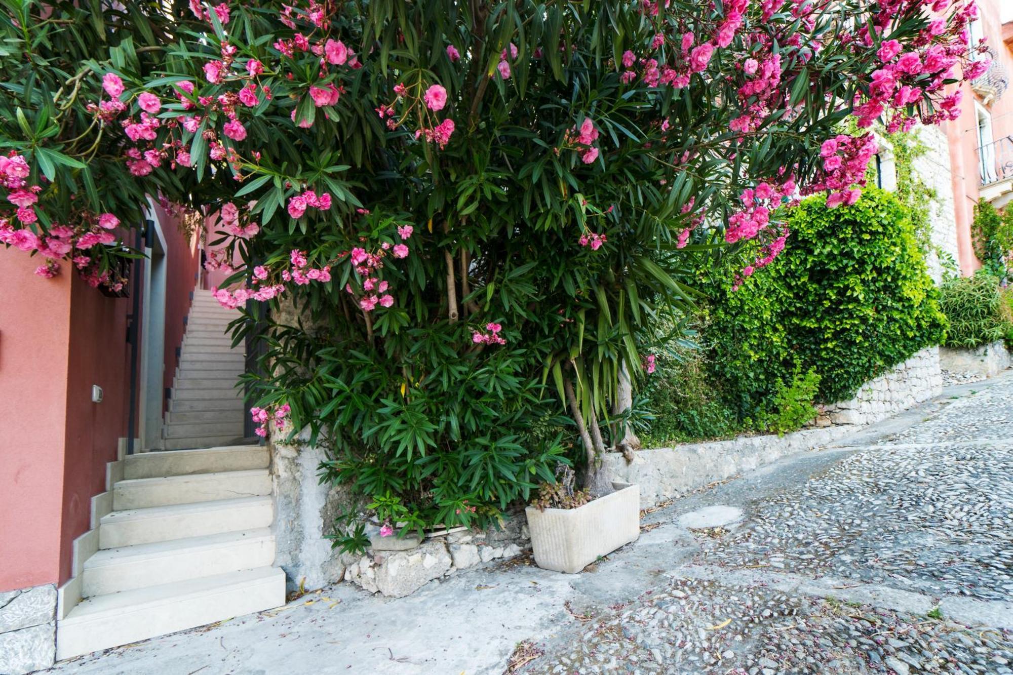The Charming House Apartment Taormina Bagian luar foto
