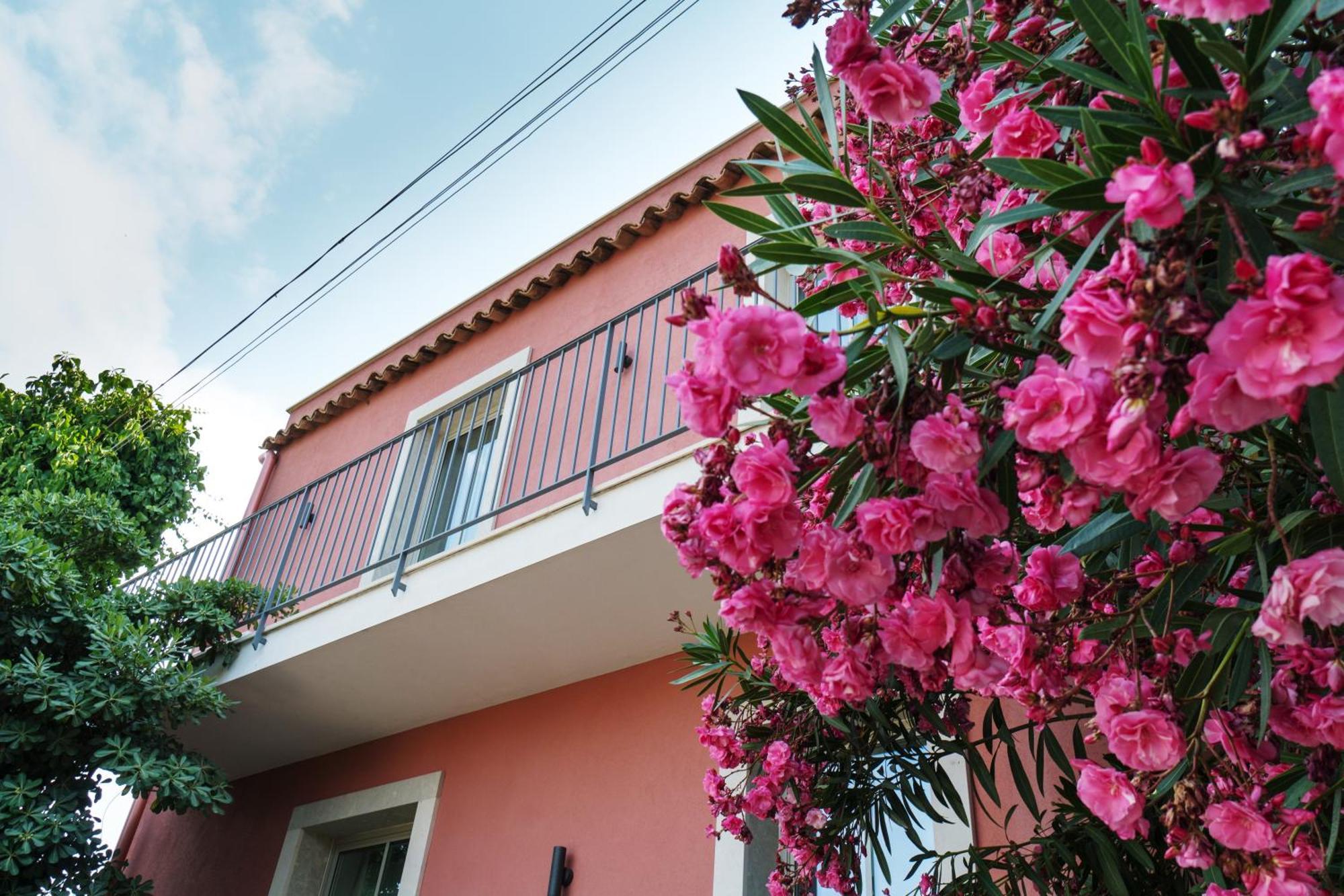 The Charming House Apartment Taormina Bagian luar foto