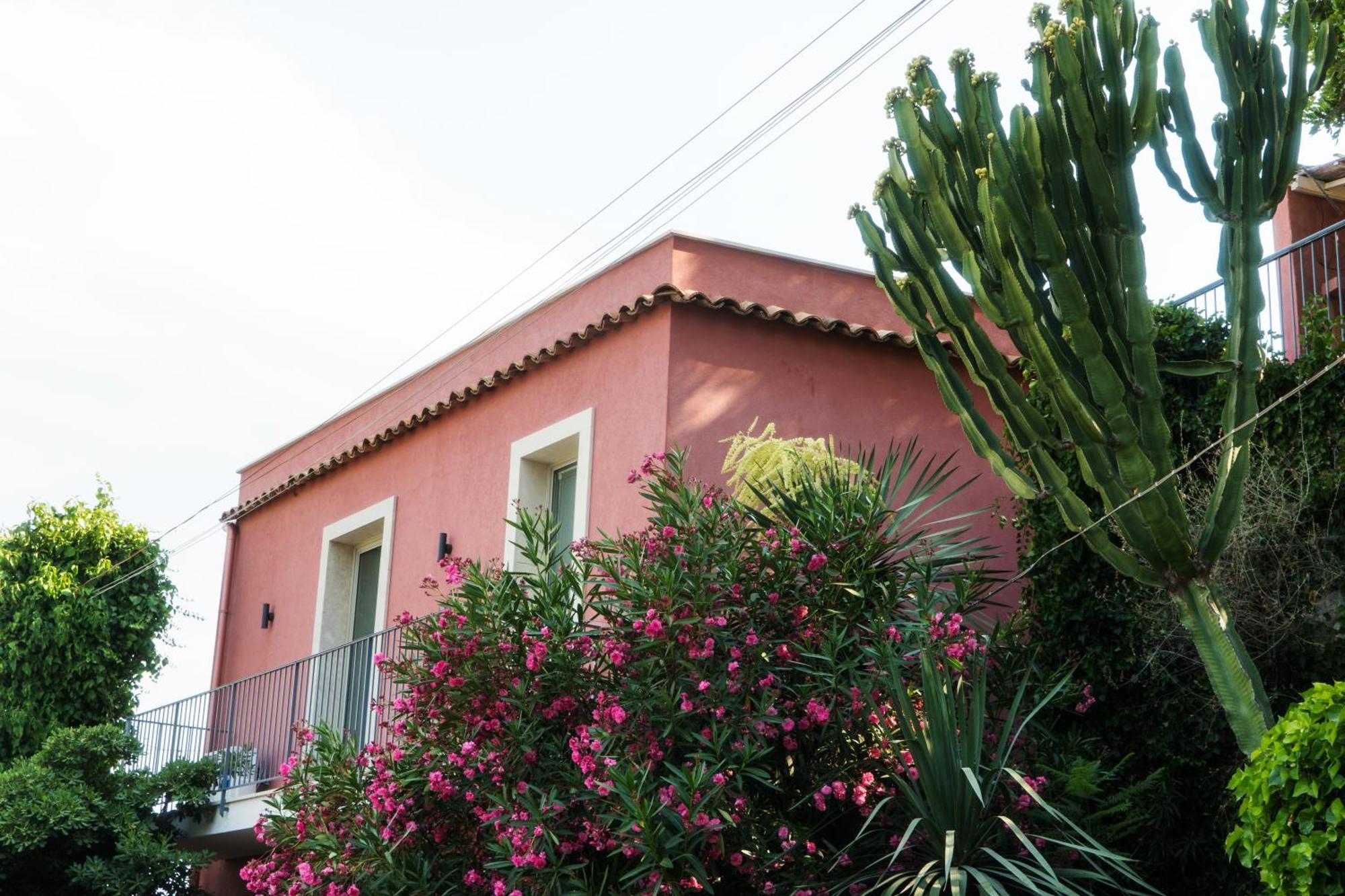 The Charming House Apartment Taormina Bagian luar foto
